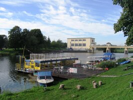 Je tu splav, elektrárna a přístaviště