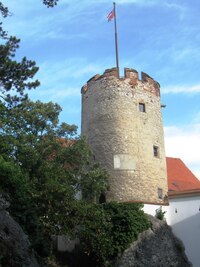 s hranolovými i donjonovými věžemi