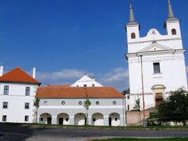 a z druhé strany dokonce zámek !