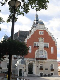 a radnice, která včera vypadala jako hrad,