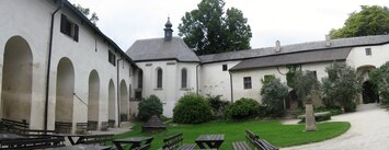 Na jeho nádvoří jsem si dal pivo