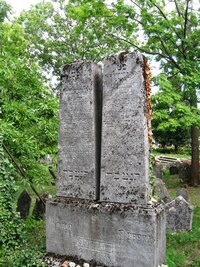 Má starou a novou část,