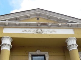 u paláce s antickým sloupovím,