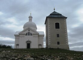 Je rozmístěna na svahu Svatého Kopečku
