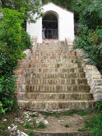 Tady někde začíná