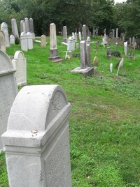 a hned za ní samotný hřbitov,