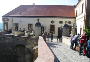 k zámku (nebo hradu, chcete-li)