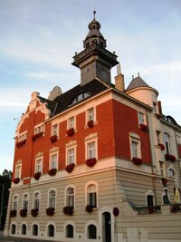 k radnici, osvětlené posledními paprsky slunce