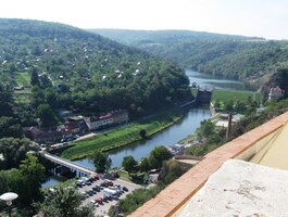 a auta už nemají pomalu kde parkovat