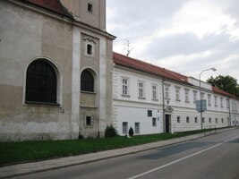 propojeného s piaristickým gymnáziem