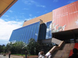 vede přímo k největší místní atrakci