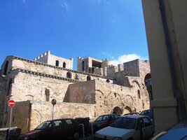 odkud jede turistický vláček okolo kostela St.Laurent