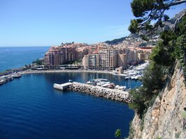 Pohled od Jardin Exotic na starý přístav Port de Fontvieille