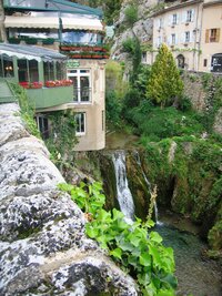 Leží v prudkém svahu na březích horské bystřiny