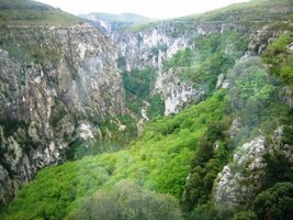 a řeka Verdon je vidět z krkolomné horské silnice