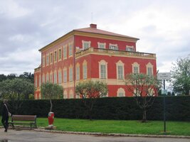 i luxusní vily v rozlehlých zahradách