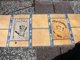 a chodníčky s otisky slavných nohou a rukou