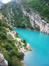 Je pod kaňonem blíže k pobřeží