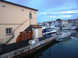 na uměle vybudovaných "ostrůvcích"