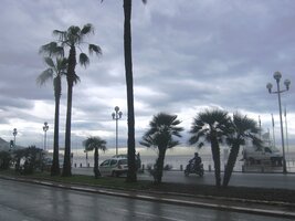 Po nočním přejezdu jsme vystoupili na nábřeží v deštivé Nice