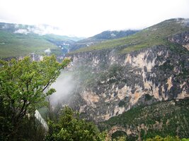 a hluboko pod námi je Grand Canyon du Verdon