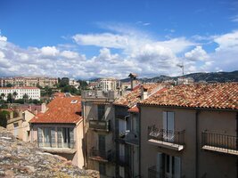 na typické střechy domů,