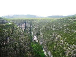 Při výjezdu do hor začíná ale pršet