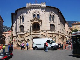 zatímco přilehlé budovy sídla vlády a Justičního paláce