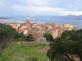 a pohled na podvečerní Saint Tropéz