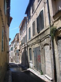 s typickými jihofrancouzskými domy