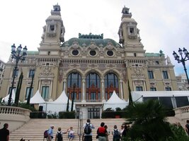 Ty stánky jsou příprava na závody F1 - jede se za týden