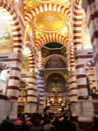 Nepřipomíná vám to tu dokonce mešitu?