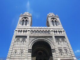 Stojí tu monstrózní novobyzantská Cathedrale Major,