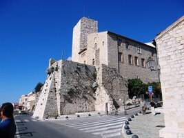 Toto je románský kostrel Notre Dame