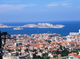 Vlevo malý ostrov d´Iff s věznicí