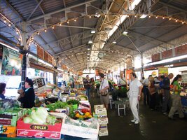 a zde místní tržnice s vůní provensálského koření