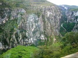 jeho hloubka se pohybuje mezi 400 a 800 metry