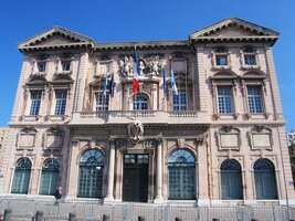 Míjíme nenápadnou budovu marseillské radnice