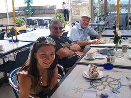 Odpočíváme v kavárně na vyhlídkové terase muzea