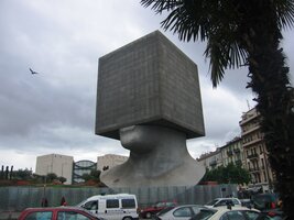 V popředí je budova městské knihovny,