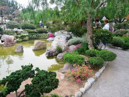 umělými potoky a jezírky