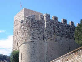 s opevněným převorstvím a chrámem Ste-Anne