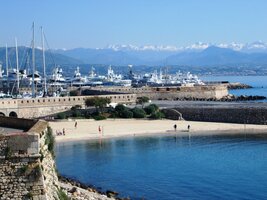 Tady jsou za přístavem v dálce vidět i Alpy