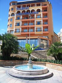 a hned vedle jeden z typických místních hotelů