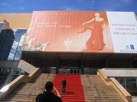 Ano, to je slavné schodiště festivalového paláce