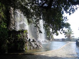 Jsou tu i romantické umělé kaskády,