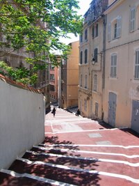 a sluncem rozpálenými schodišti