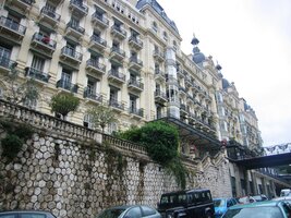 Na cestě dolů do města je i mnoho hotelů