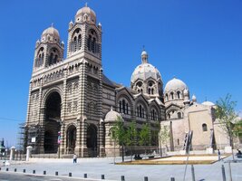 obrovský chrám na břehu moře