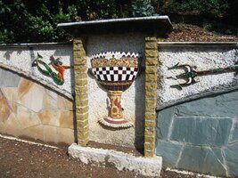 a parkovými stavbami s keramickou výzdobou